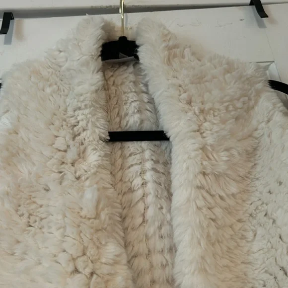 Bagatelle Collection Lux White Faux Fur Vest NWT - Picture 3 of 8
